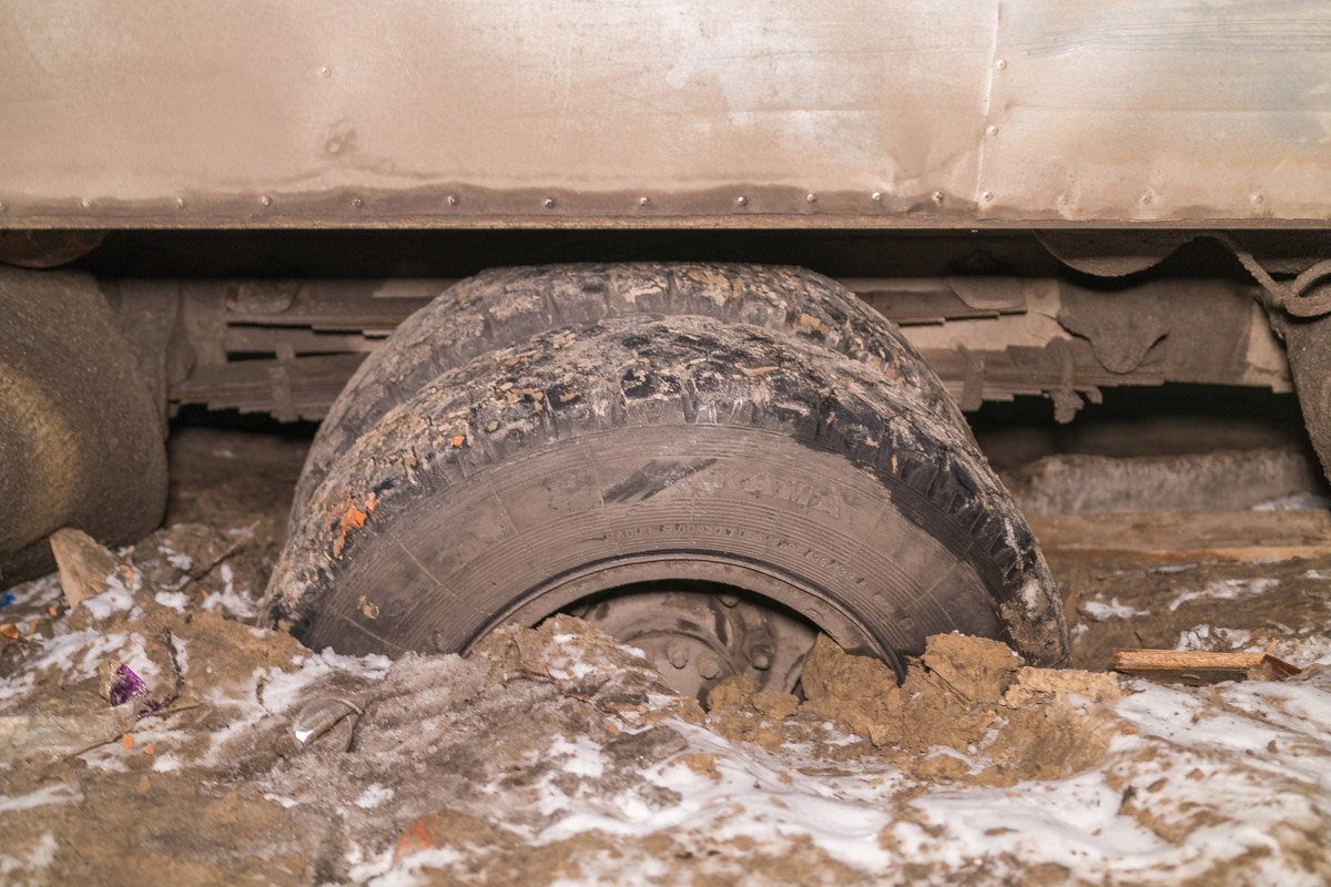 Грузовик попал в яму