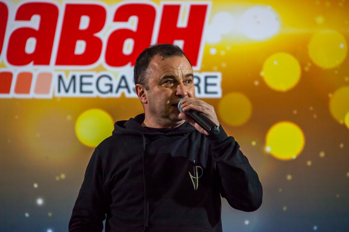 Во время небольшого двадцатиминутного концерта Виктор Павлик исполнял старые песни