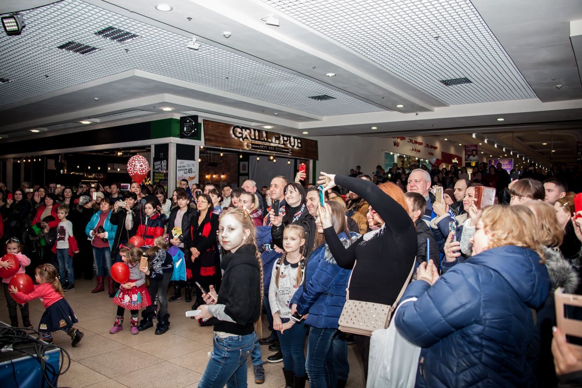 Маленькие гости концерта не стали оставаться в стороне и вовсю отплясывали у сцены