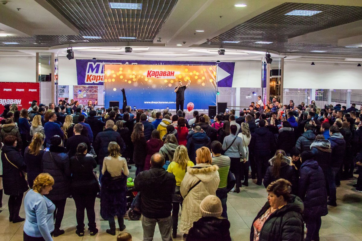 Уйму приятных эмоций у гостей концерта вызвала песня 1998 года - Шикидим