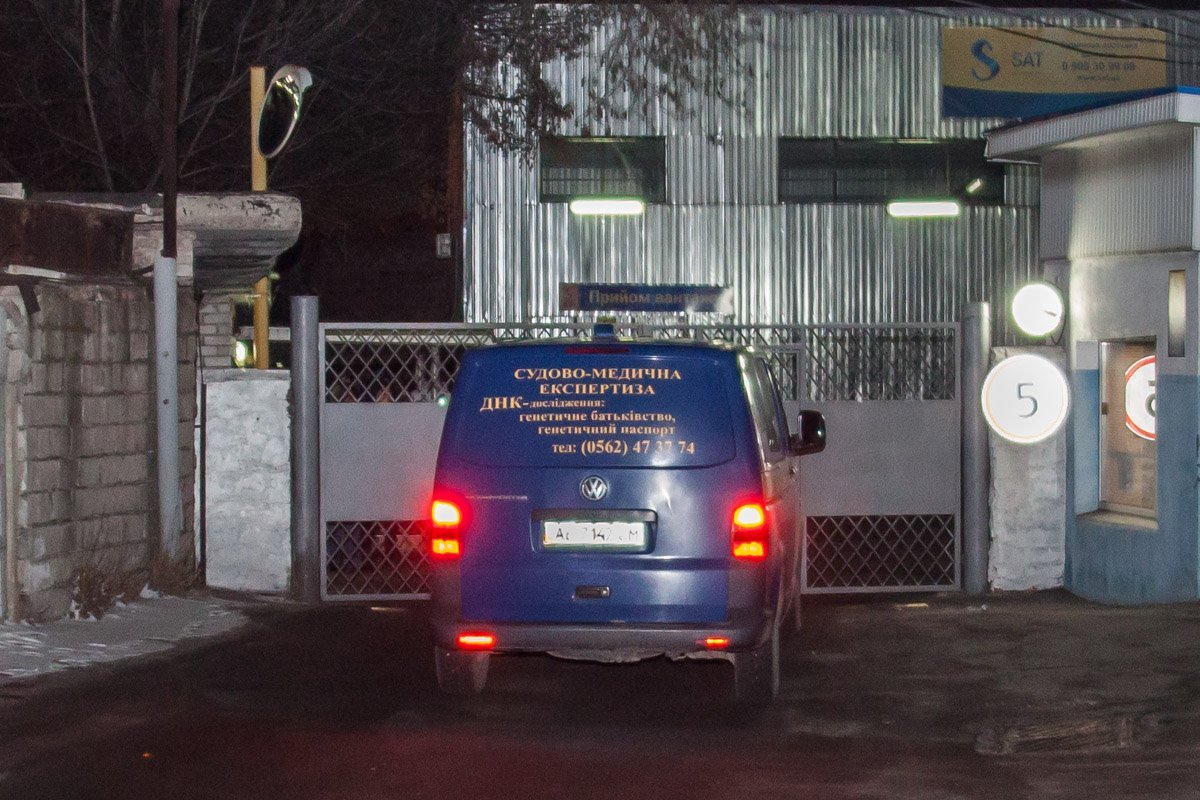 На месте происшествия работают сотрудники патрульной полиции, следственно-оперативная группа и судебно-медицинские эксперты