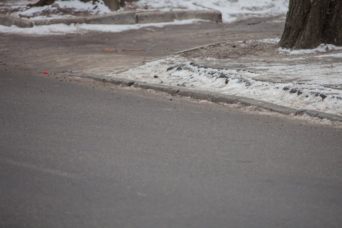 Бордюрный камень местами утопает в асфальте