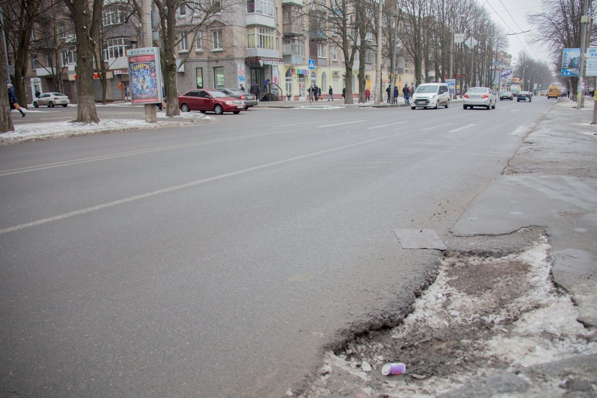Дорога на въезде во дворы местами разбита