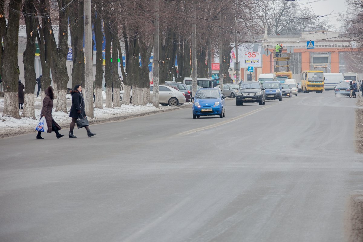 Дорогу на Титова в порядок привели, а пешеходных переходов жителям, видимо, все равно недостаточно