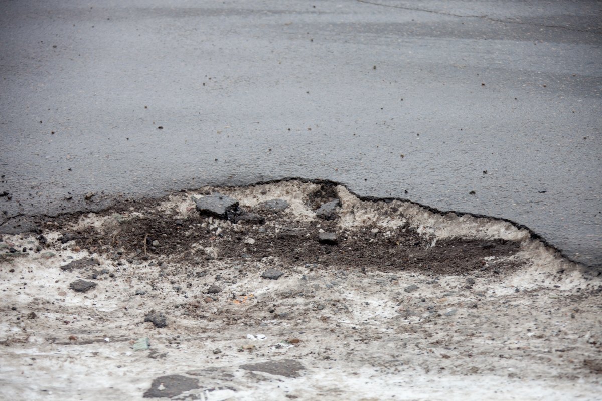 Еще один подъезд во двор, начинающийся с ямы