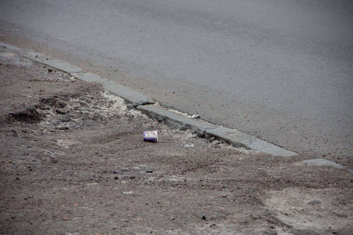 Контраст отремонтированной проезжей части и старого асфальта на тротуаре