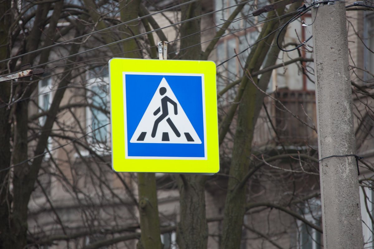 Хоть в смету вошел лишь ремонт проезжей части, новые дорожные знаки тут также имеются