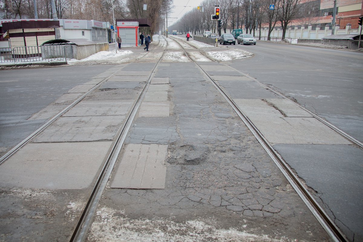 На переезде трамвайных путей возле улицы Макарова вновь начинается ямочный коллапс