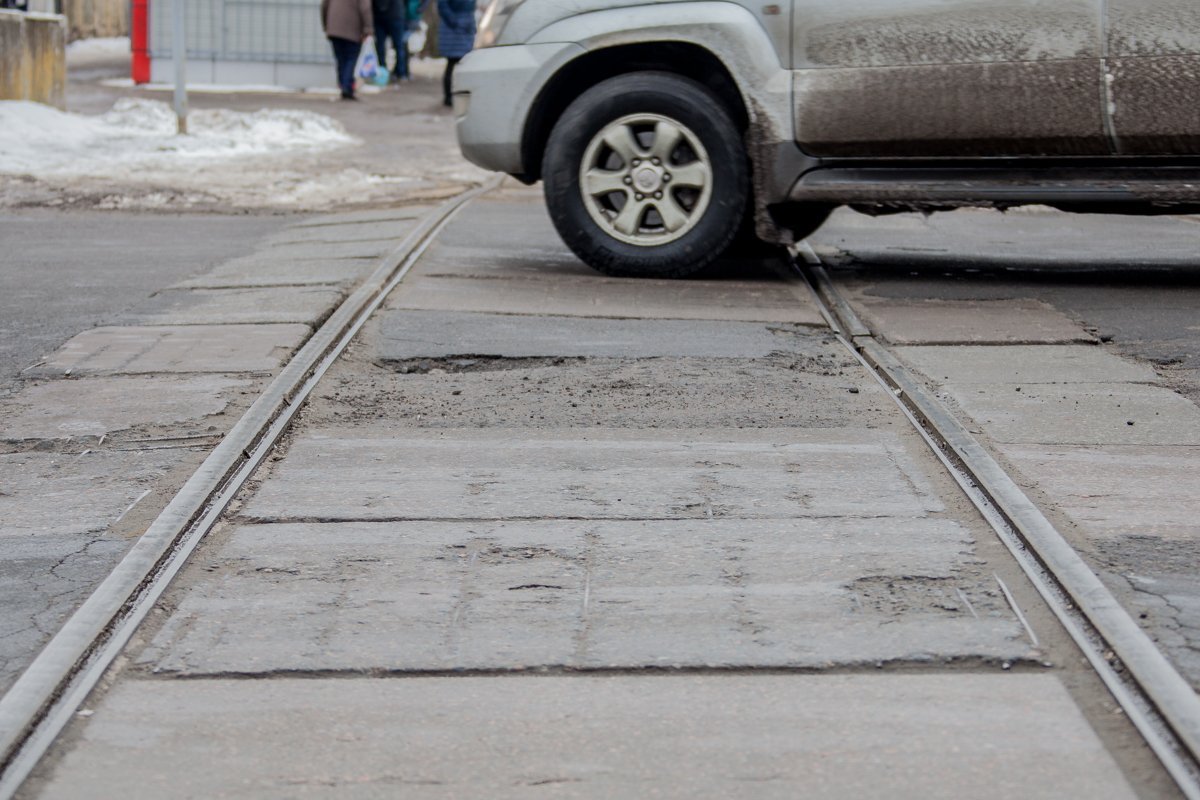 Видимо, рабочие оставили этот участок, чтобы мы не забывали, в какой стране живем