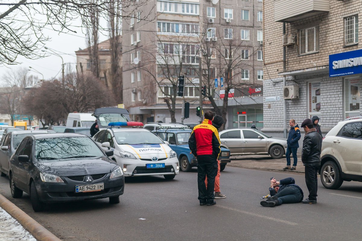 «На этой улице люди часто перебегают дорогу, сломя голову» «На этой улице люди часто перебегают дорогу, сломя голову»