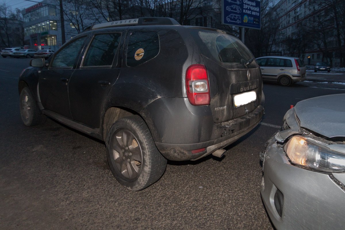 Toyota, получив удар сзади от SsangYong, по инерции врезался в Renault Toyota, получив удар сзади от SsangYong, по инерции врезался в Renault