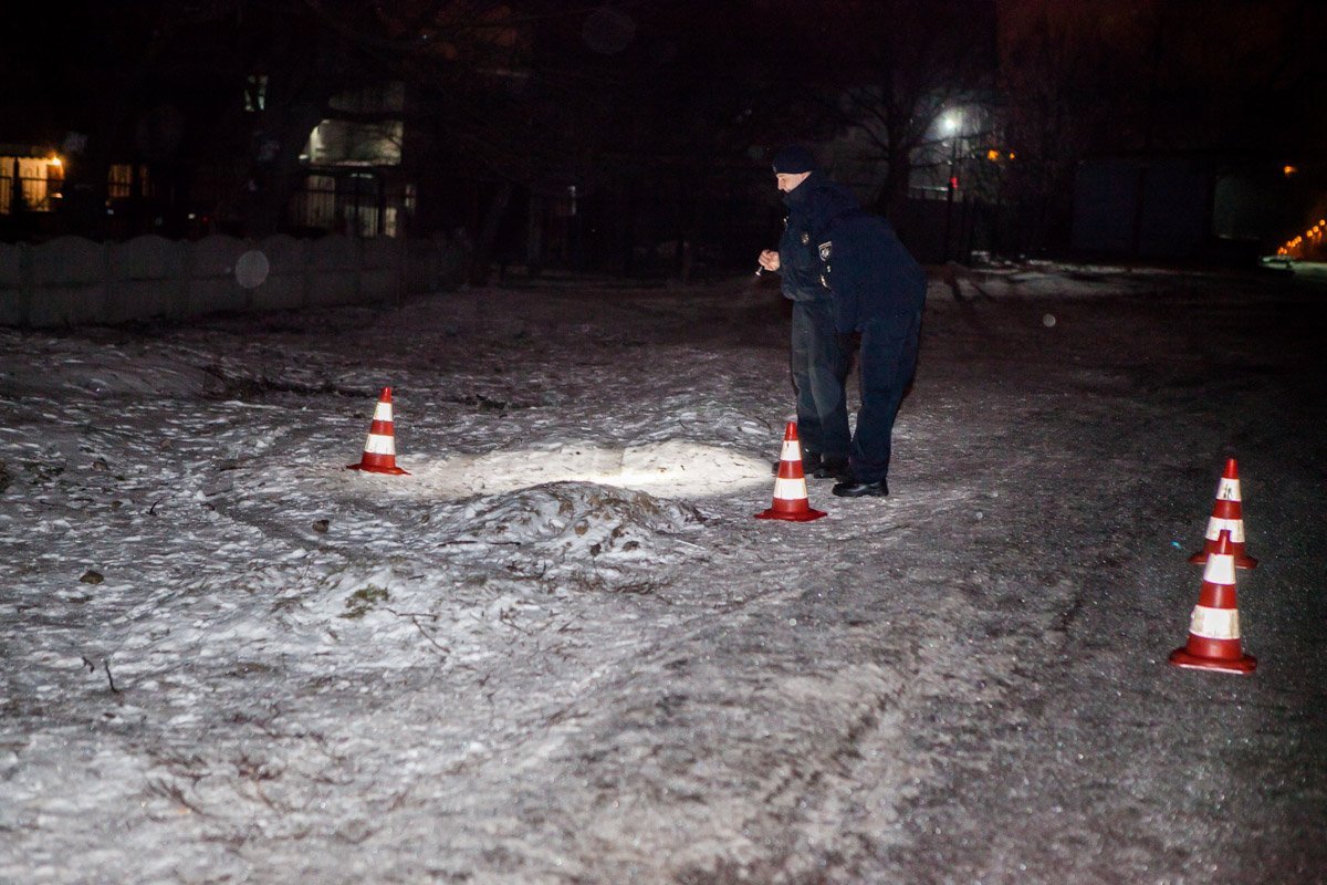 Полиция осмотрела территорию, где было совершено преступление Полиция осмотрела территорию, где было совершено преступление