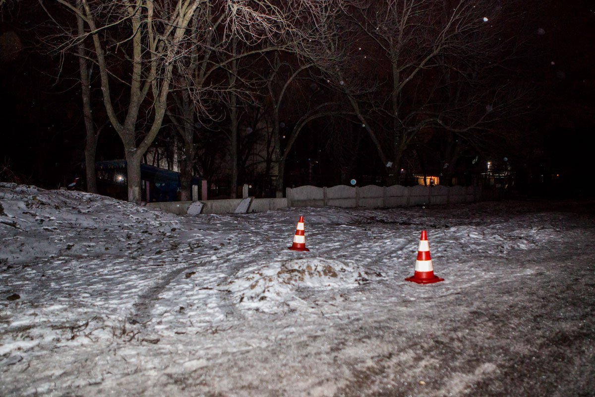 Были найдены следы ботинков, а также следы колес автомобиля на заснеженной части дороги Были найдены следы ботинков, а также следы колес автомобиля на заснеженной части дороги