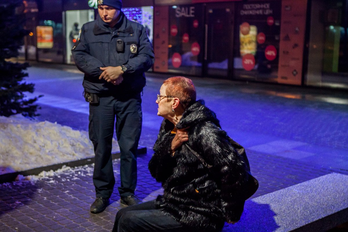 Женщина вела себя неадекватно