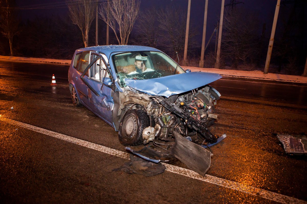 По предварительным данным, водитель Renault не справился с управлением По предварительным данным, водитель Renault не справился с управлением