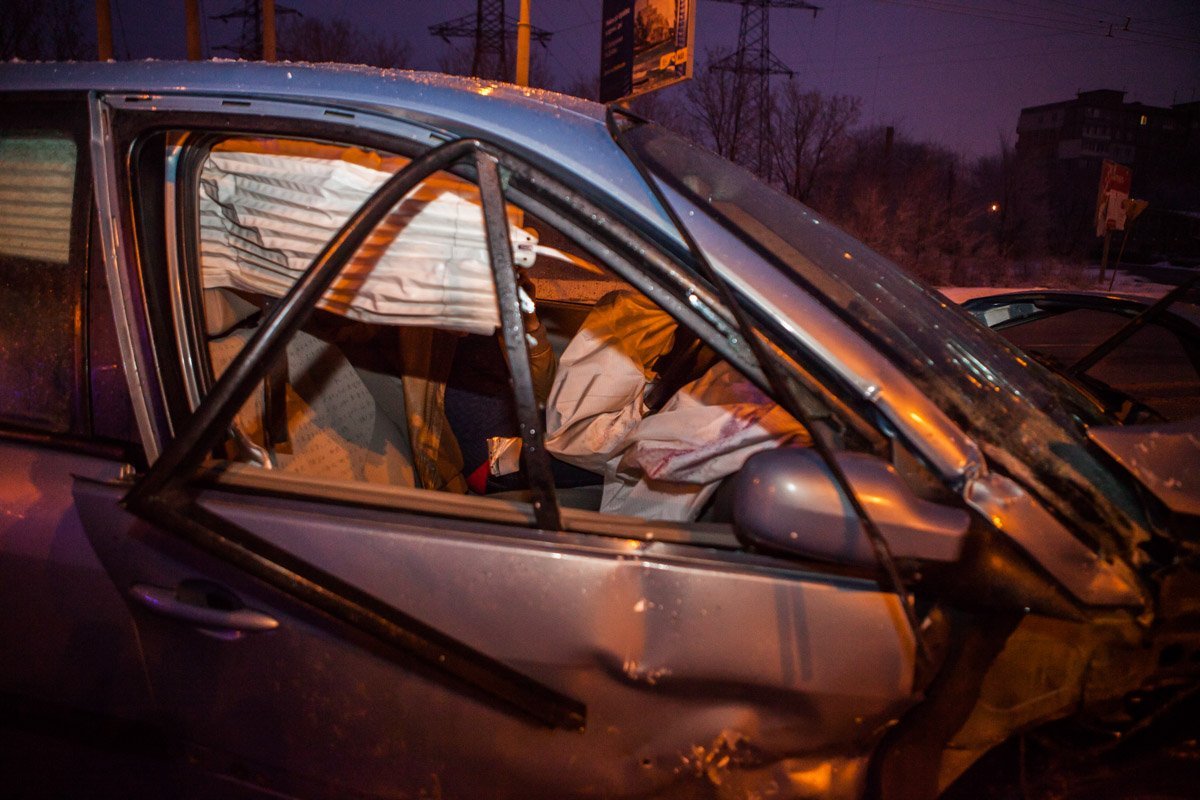 В Renault помимо водителя находился мужчина, который, по его словам, вылетел из авто В Renault помимо водителя находился мужчина, который, по его словам, вылетел из авто