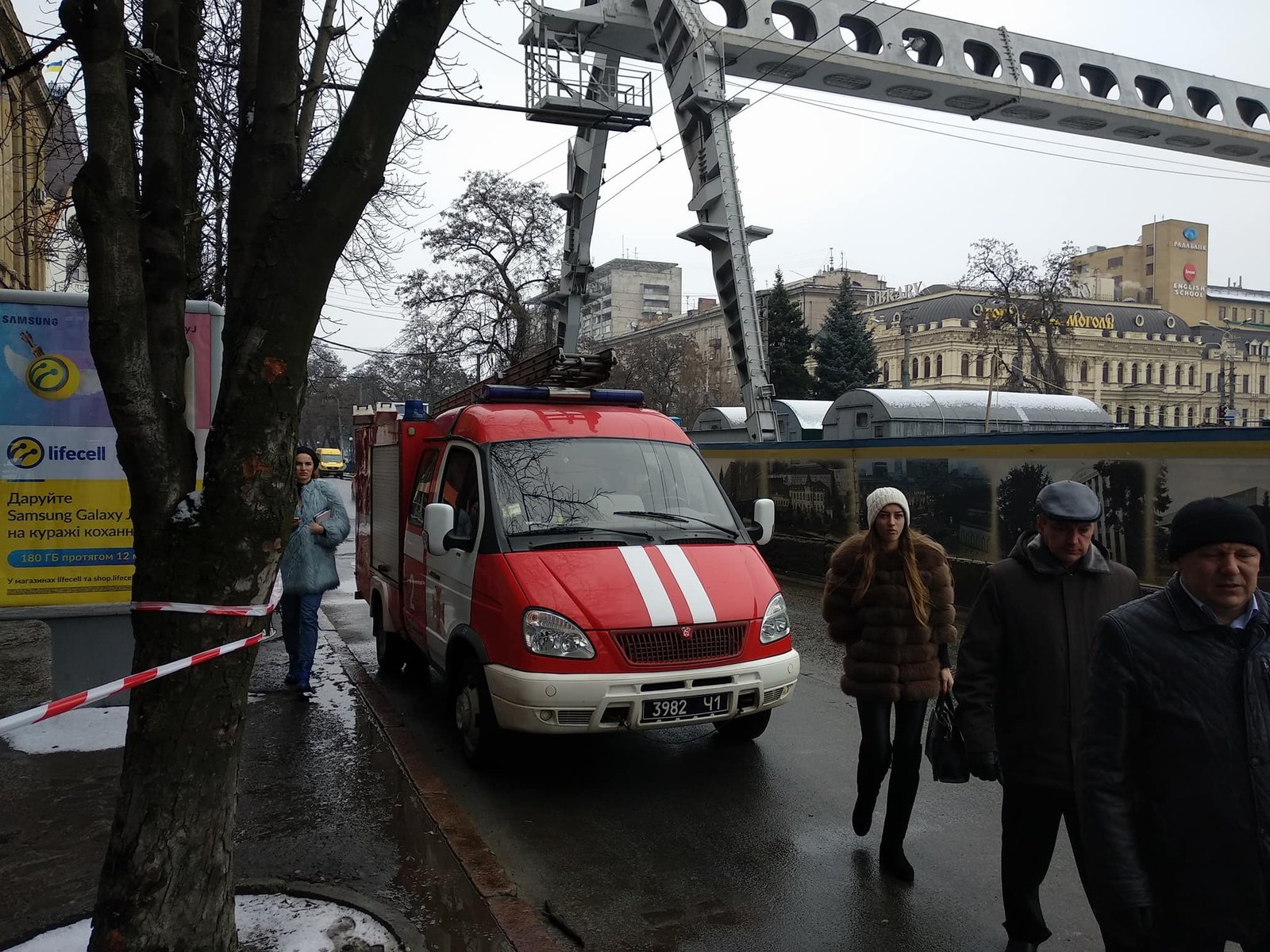 Возле суда работают сотрудники патрульной полиции, служба спасения, ожидается приезд взрывотехников