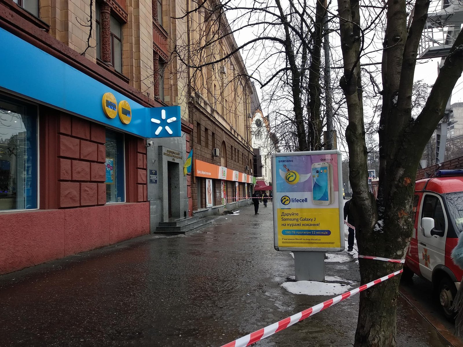 В данный момент место происшествия огорожено