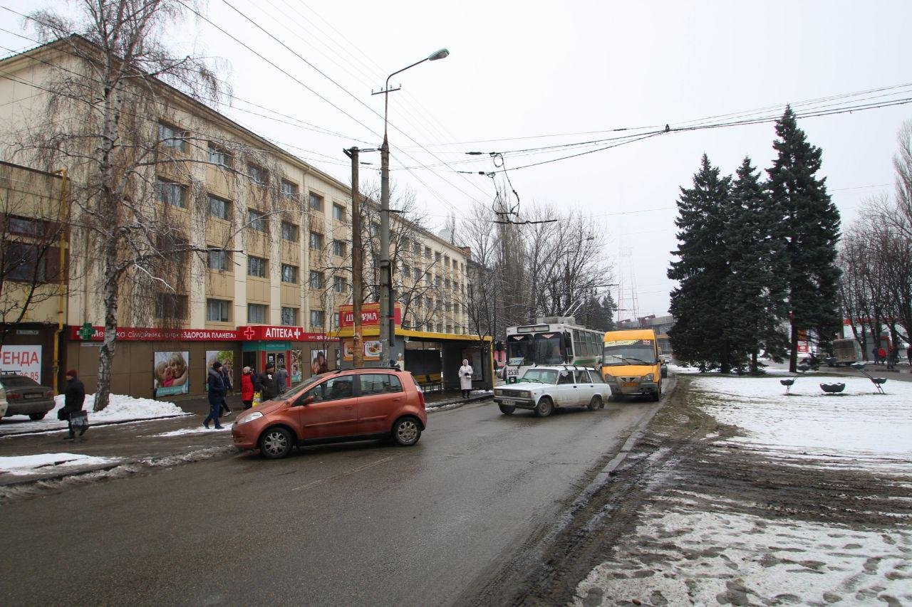 Троллейбусы стоят посреди проезжей части, поэтому водителям приходится объезжать их по тротуару