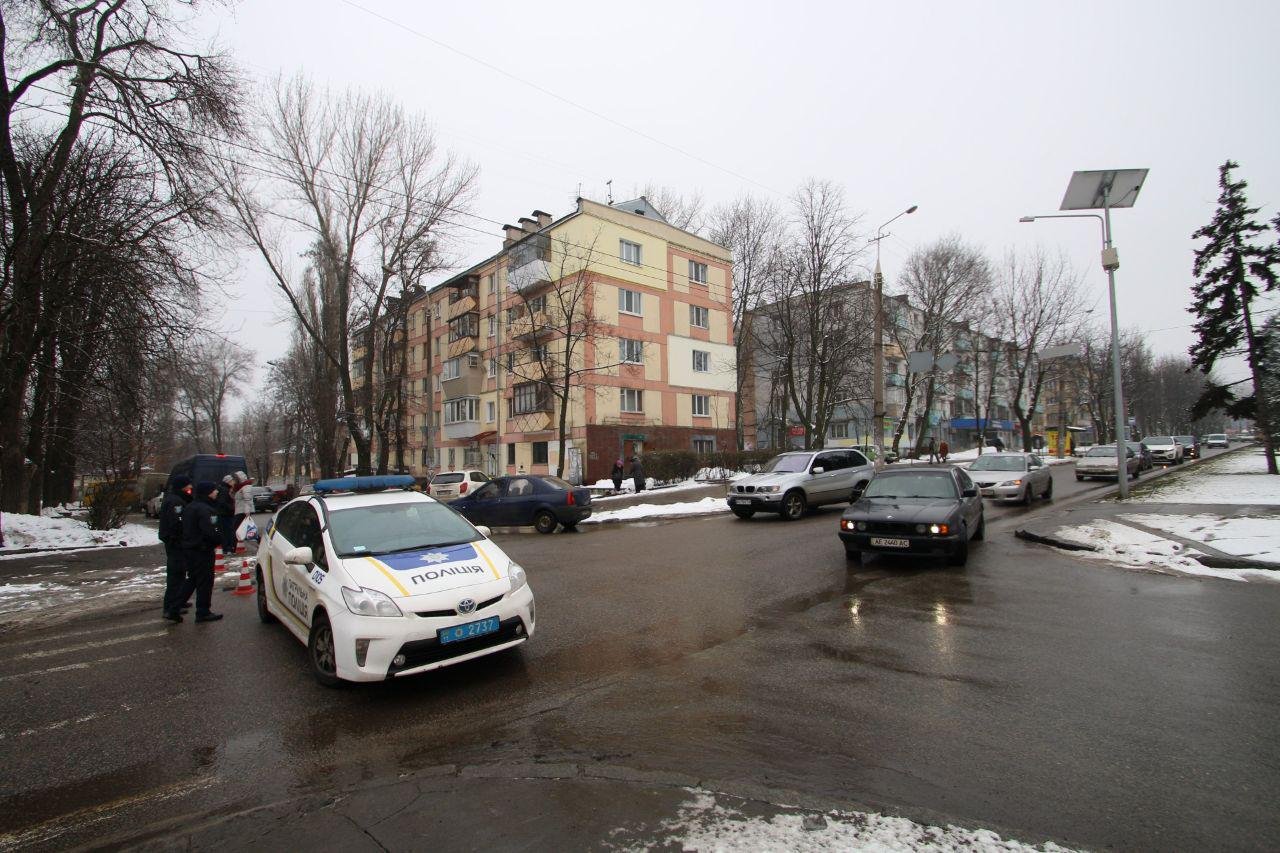 На месте работают сотрудники патрульной полиция для обеспечения безопасного движение автомобилей на дороге