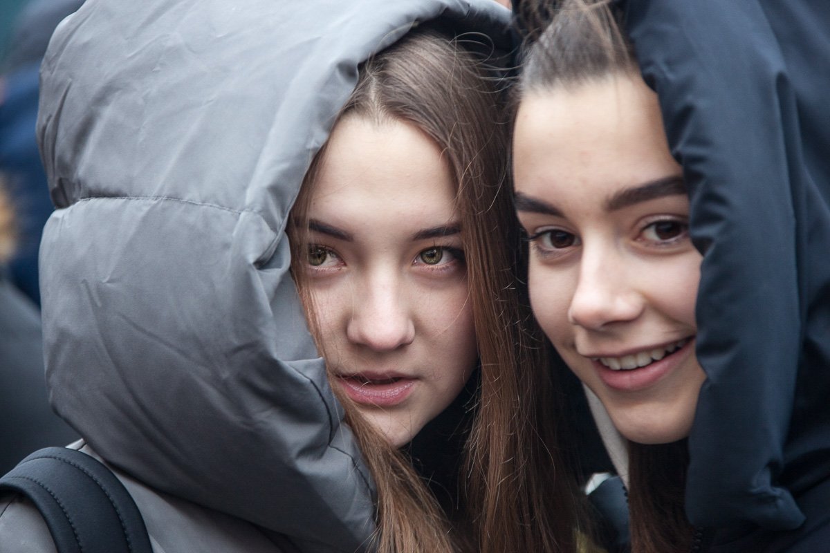 Она увлеченно рассматривала объектив фотоаппарата оператора, а он — ее Она увлеченно рассматривала объектив фотоаппарата оператора, а он — ее