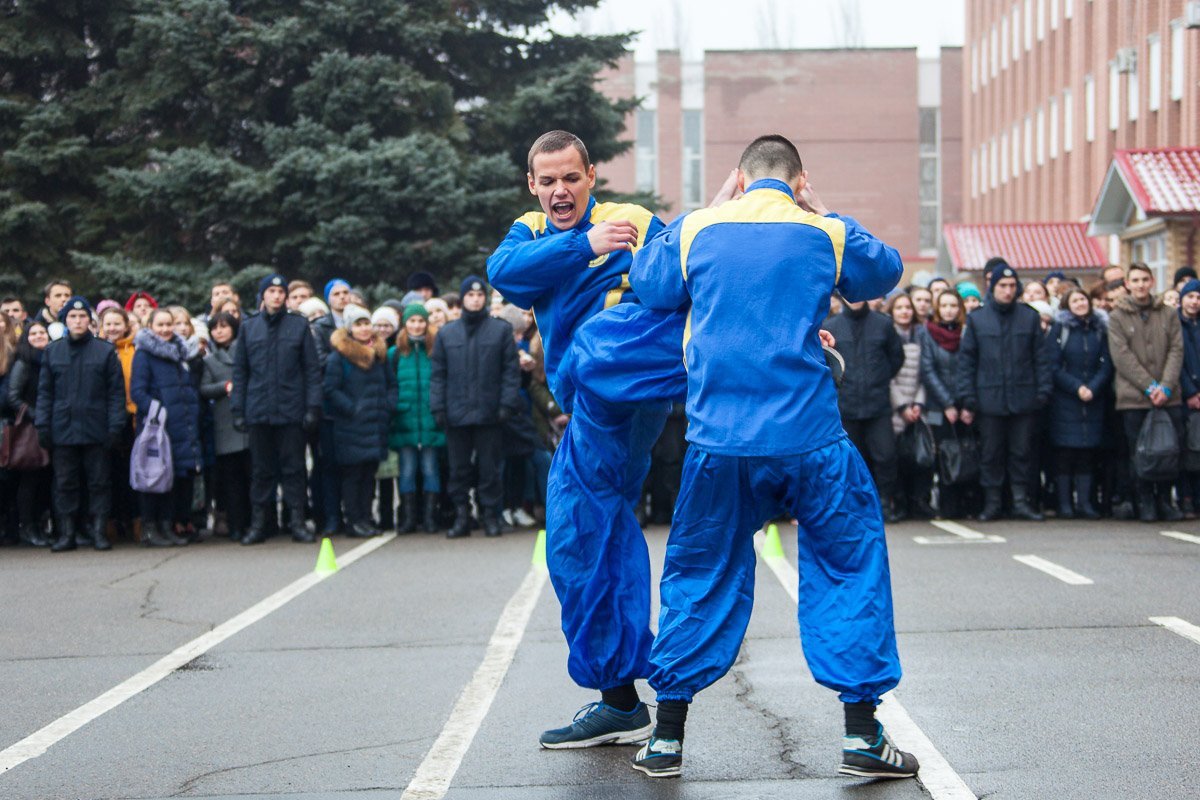Если быть внимательным - можно услышать, как на заднем фоне вздыхают девушки Если быть внимательным - можно услышать, как на заднем фоне вздыхают девушки