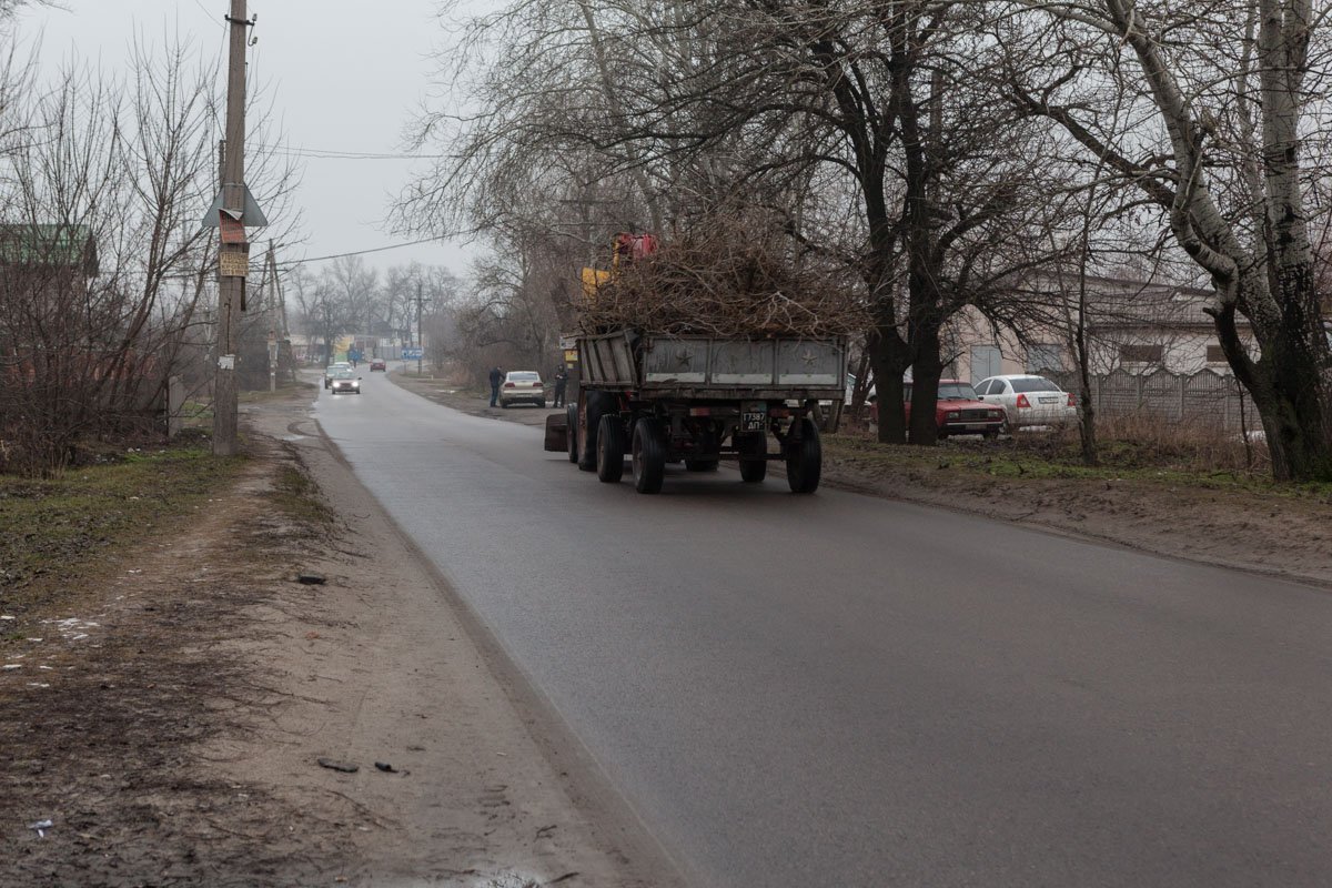 По этой дороге часто ездят большегрузные автомобили, потому дорога была в запущенном состоянии