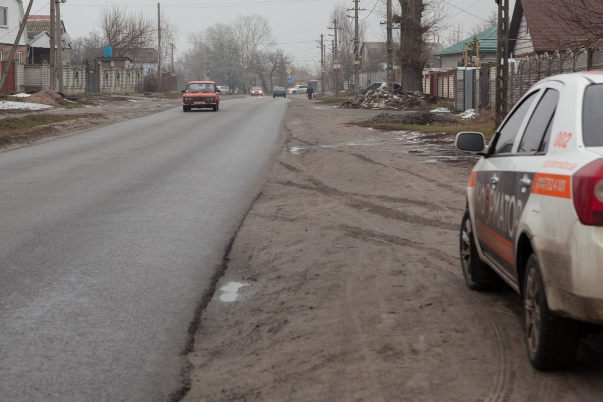 При езде по этой улице никаких ям не обнаружено