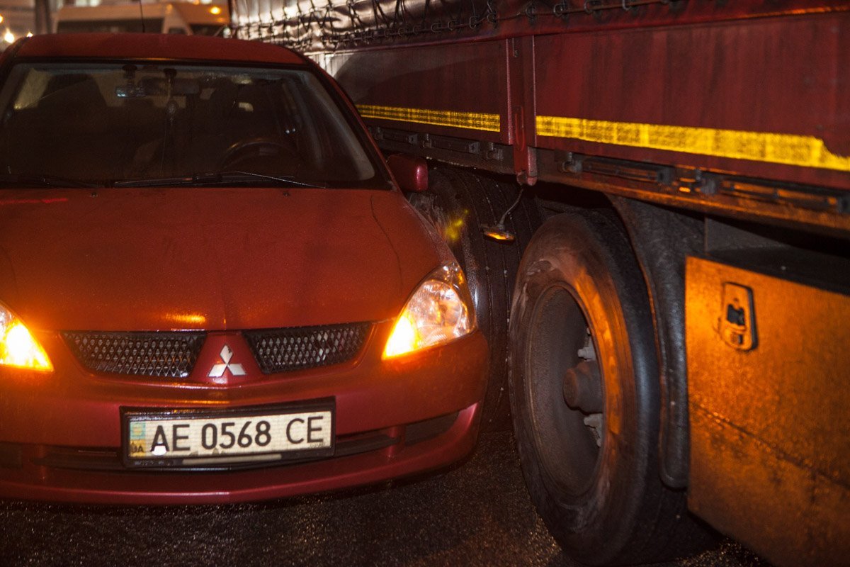 На мосту столкнулись большегрузный автомобиль Mercedes и Mitsubishi На мосту столкнулись большегрузный автомобиль Mercedes и Mitsubishi