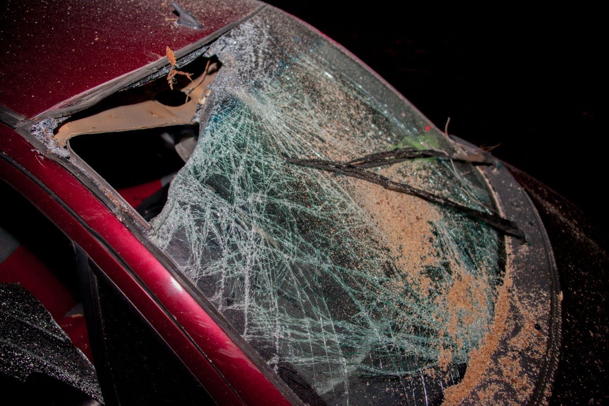 В машине находились два человека - мужчина и женщина В машине находились два человека - мужчина и женщина