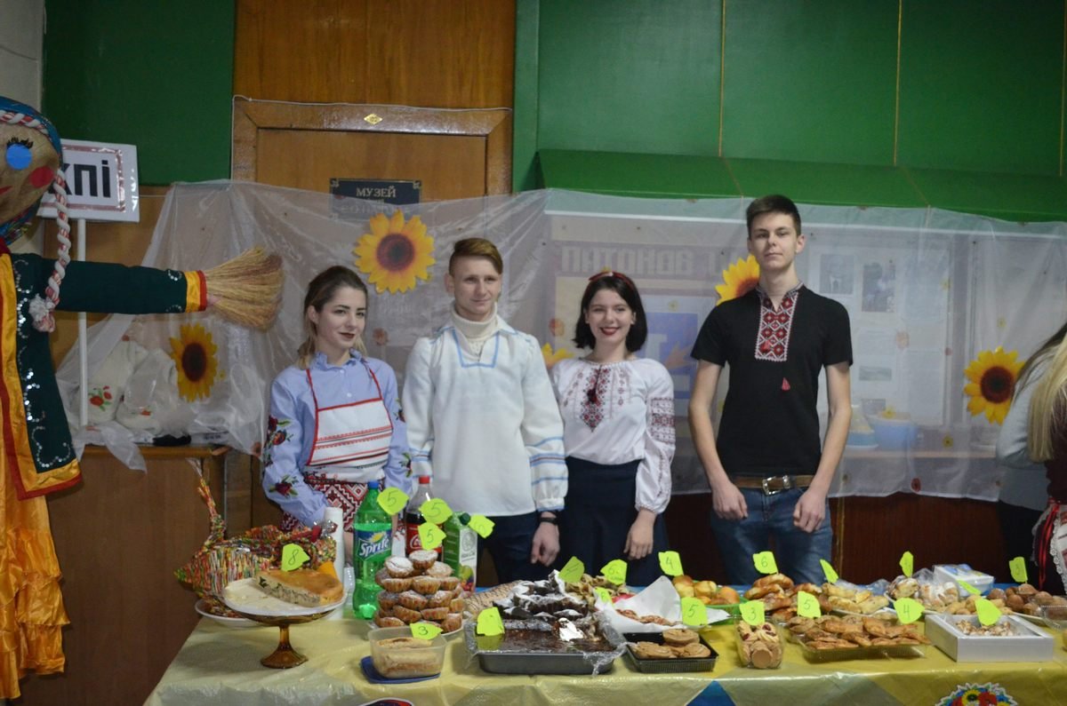 На ярмарке присутствовал соревновательный дух, так как каждая группа хотела сделать как можно больший вклад в общее дело