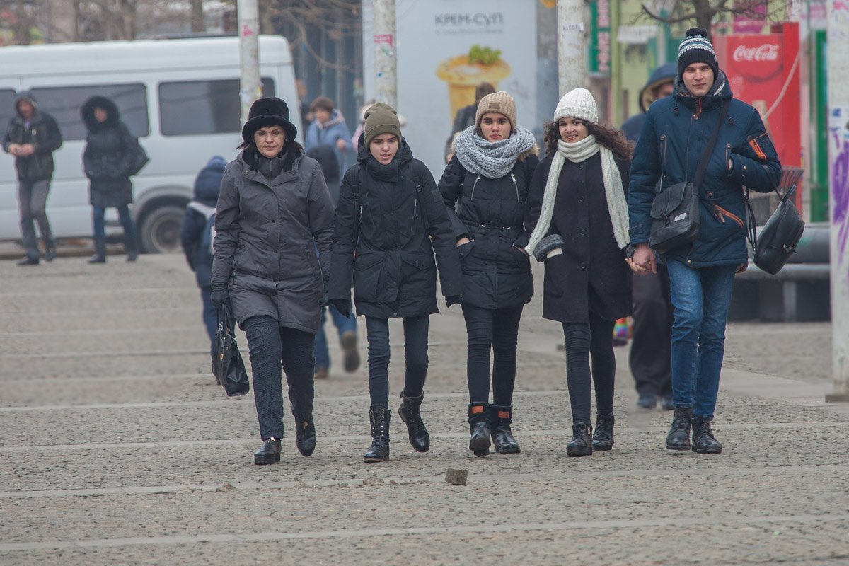 Группа школьников разглядывает инсталляцию "лежащий кусок брусчатки" Группа школьников разглядывает инсталляцию "лежащий кусок брусчатки"