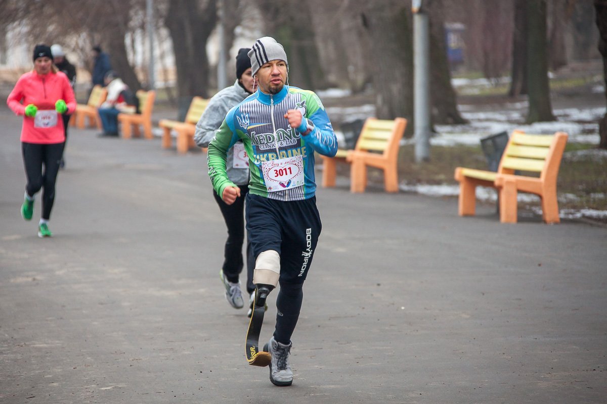 В забеге участвовал и известный днепровский спортсмен Алексей Бондаренко, потерявший ногу в ДТП несколько лет назад