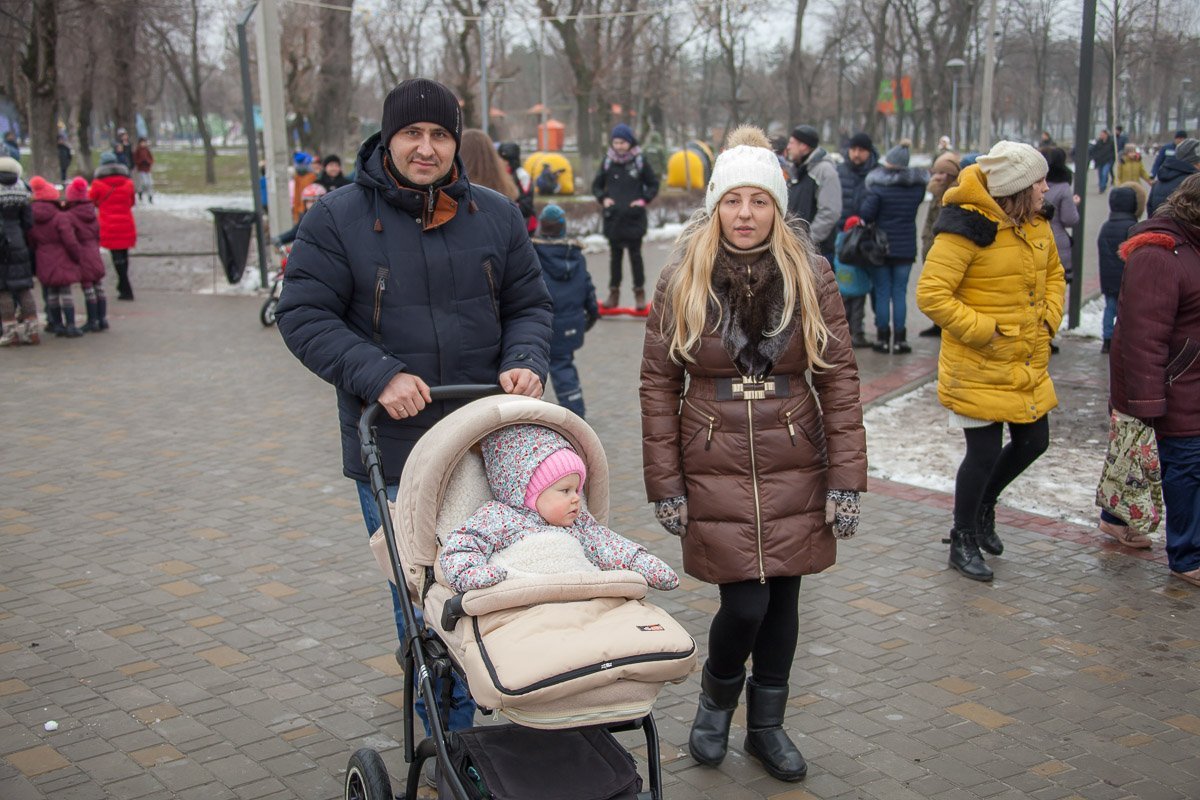 Люди приходили семьями