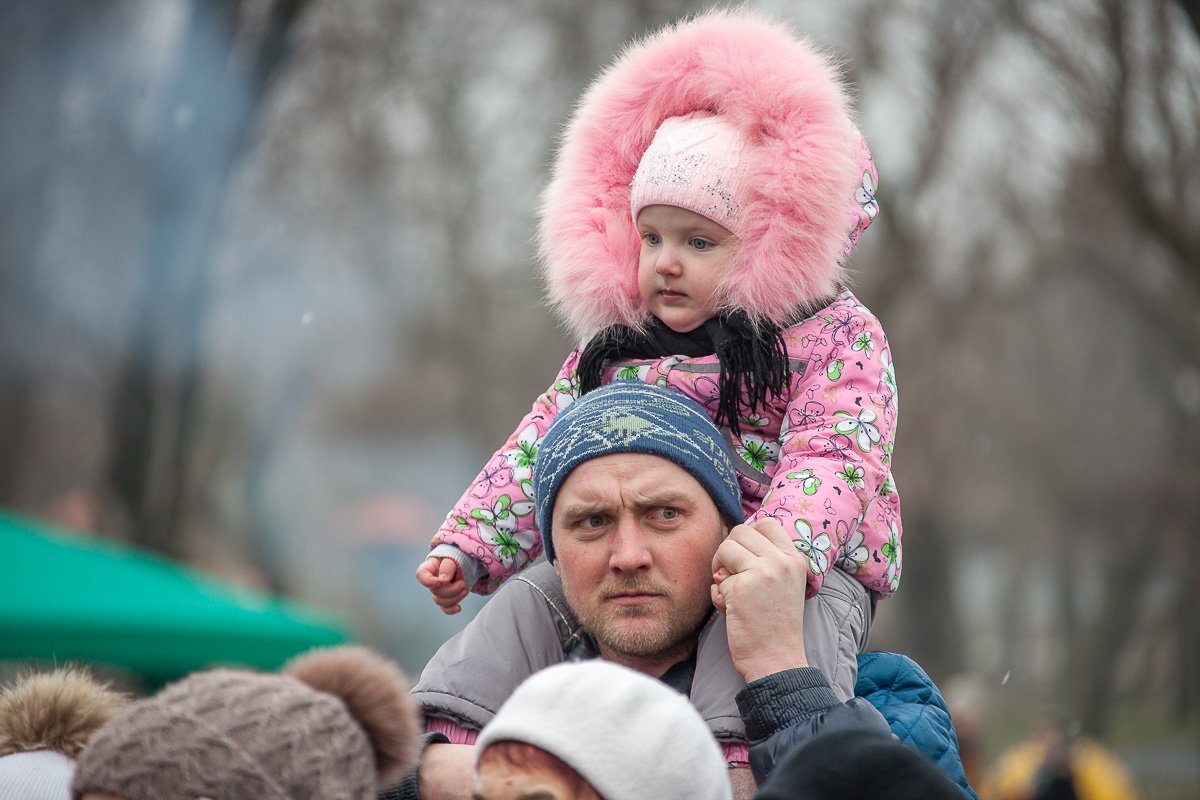Пока дочь не видит можно скорчить лицо
