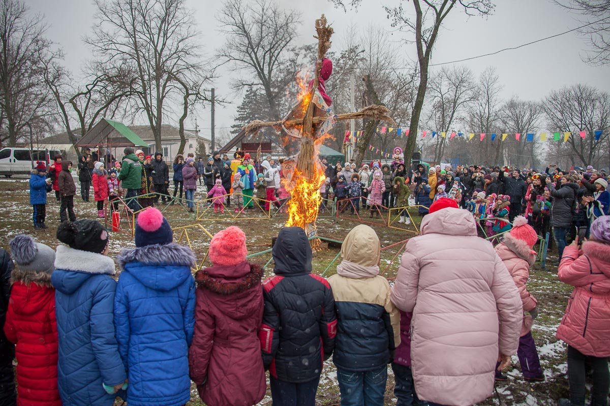 Малыши водили вокруг чучела хороводы