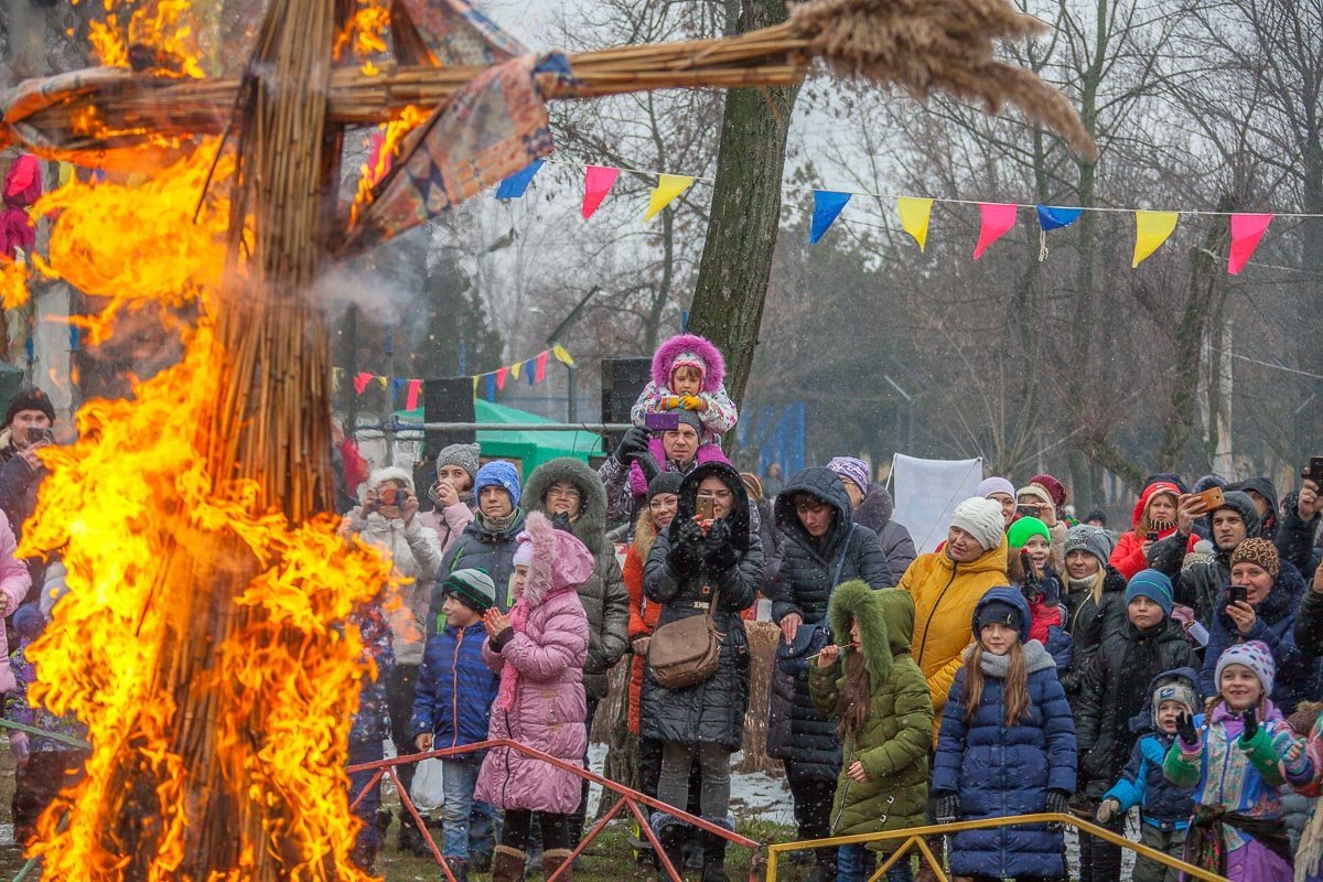 Зачем? Во им весны, конечно!
