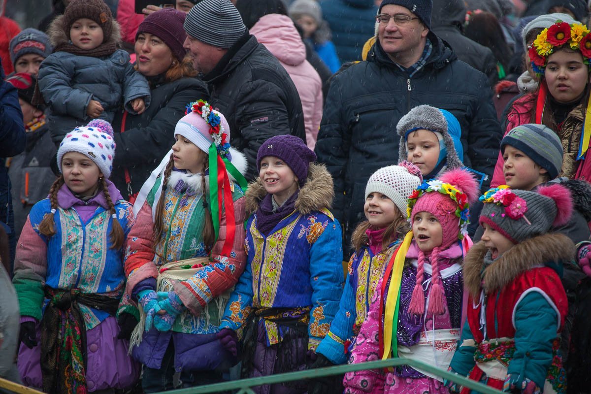 Какой восторг вызывает горящая женщина у детей