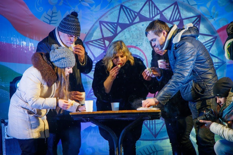 Никто не смог обогнать Алексея ,который съел 10 блинчиков за 90 секунд Никто не смог обогнать Алексея ,который съел 10 блинчиков за 90 секунд