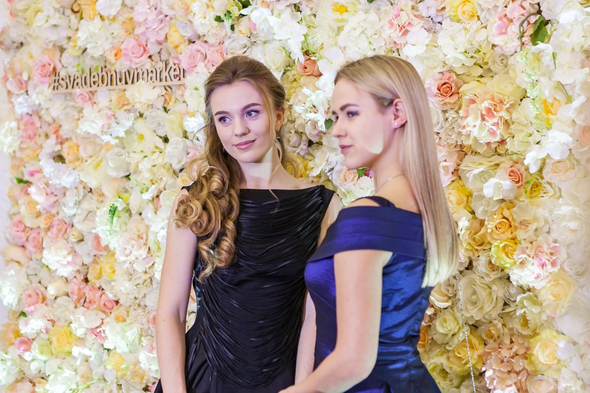 Как можно прийти на бал и не сфотографироваться с подружкой? Как можно прийти на бал и не сфотографироваться с подружкой?