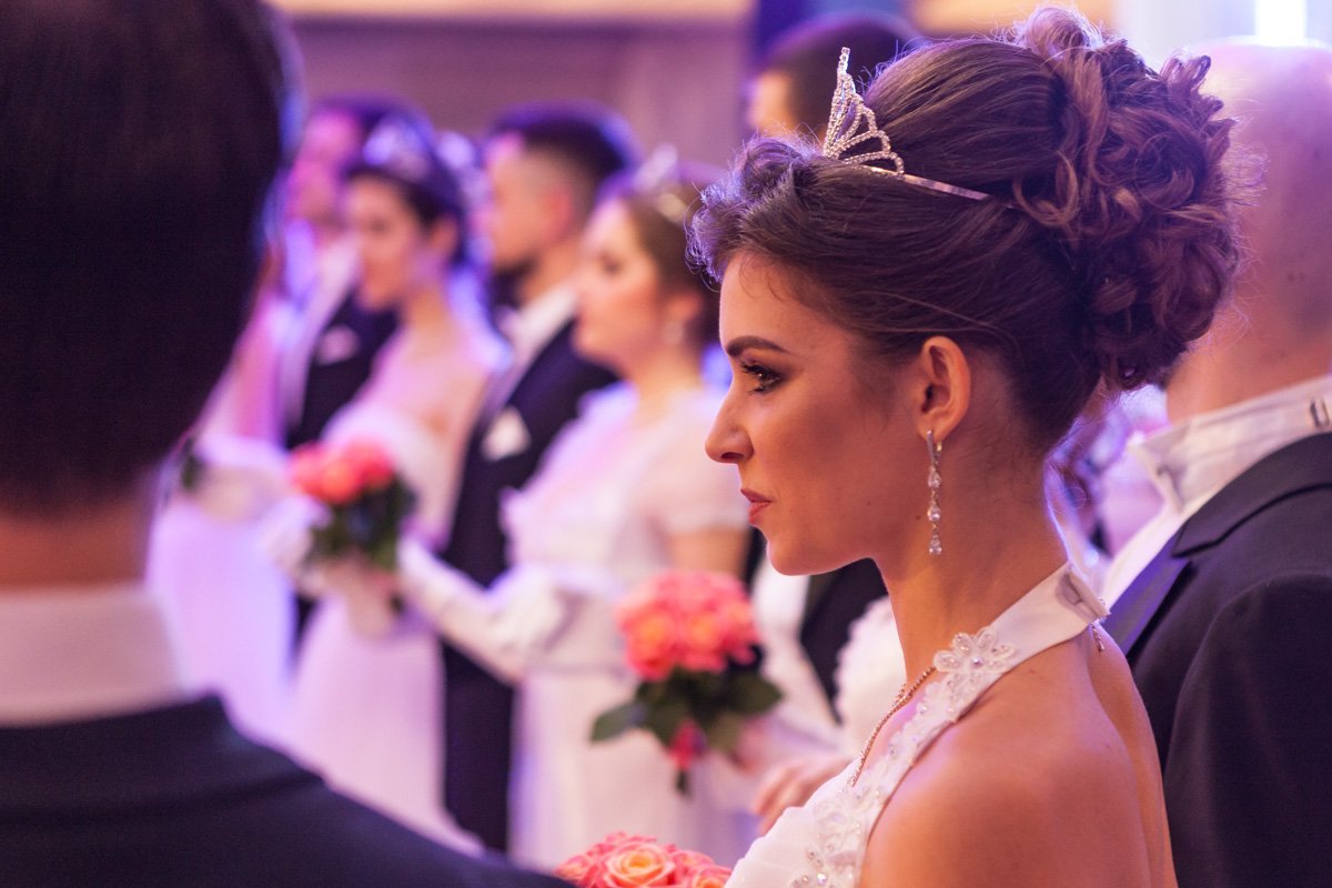 Девушки подобрали свои лучшие украшения и платья Девушки подобрали свои лучшие украшения и платья