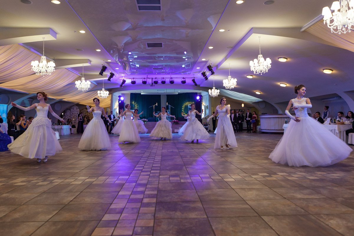 Девушки, словно парят в воздухе Девушки, словно парят в воздухе