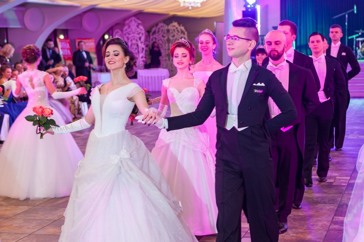 Очаровательные девушки и галантные парни Очаровательные девушки и галантные парни