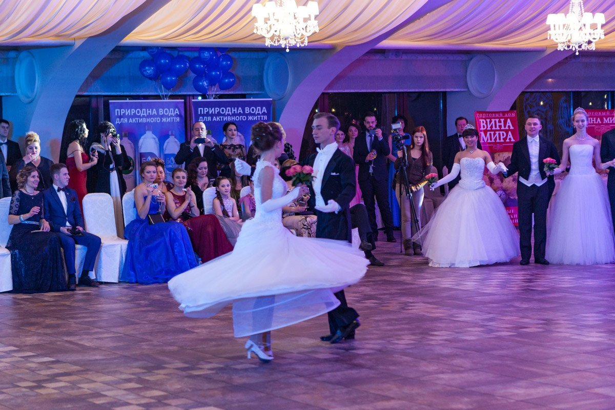 Пары кружатся в такт мелодии вальса Пары кружатся в такт мелодии вальса