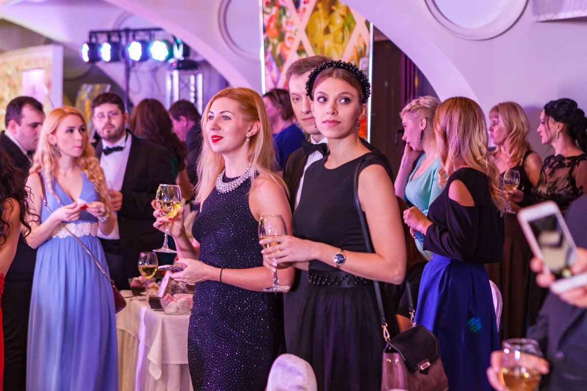 Гостей собрался полный зал Гостей собрался полный зал