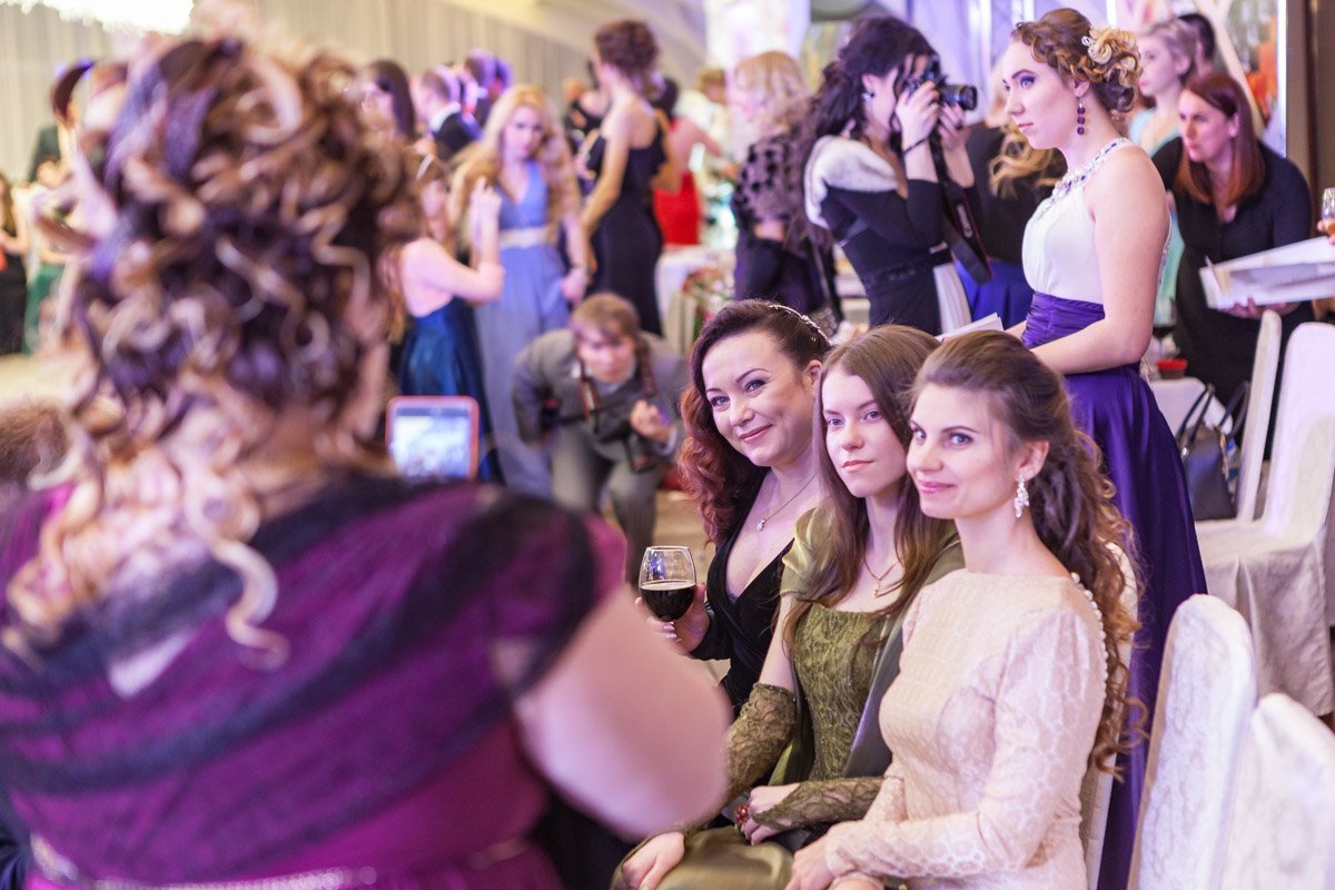 Участницы с удовольствием позируют Участницы с удовольствием позируют