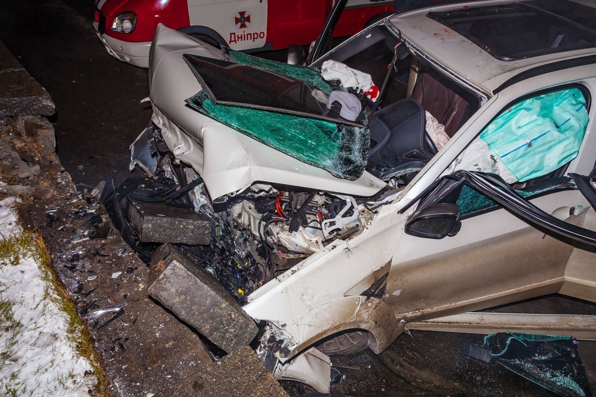 BMW заехал в ограждение