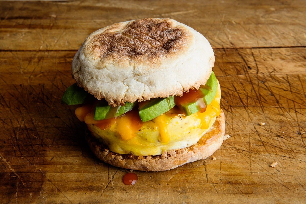 Порадуйте себя вкусным сэндвичем с утра или приготовьте его заранее