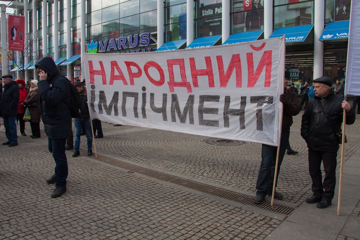 Люди вышли с баннерами на Европейскую площадь Люди вышли с баннерами на Европейскую площадь