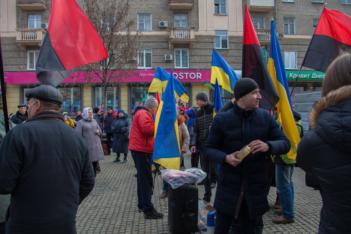 Червоний - то любов, а чорний - не мешай митингующим Червоний - то любов, а чорний - не мешай митингующим